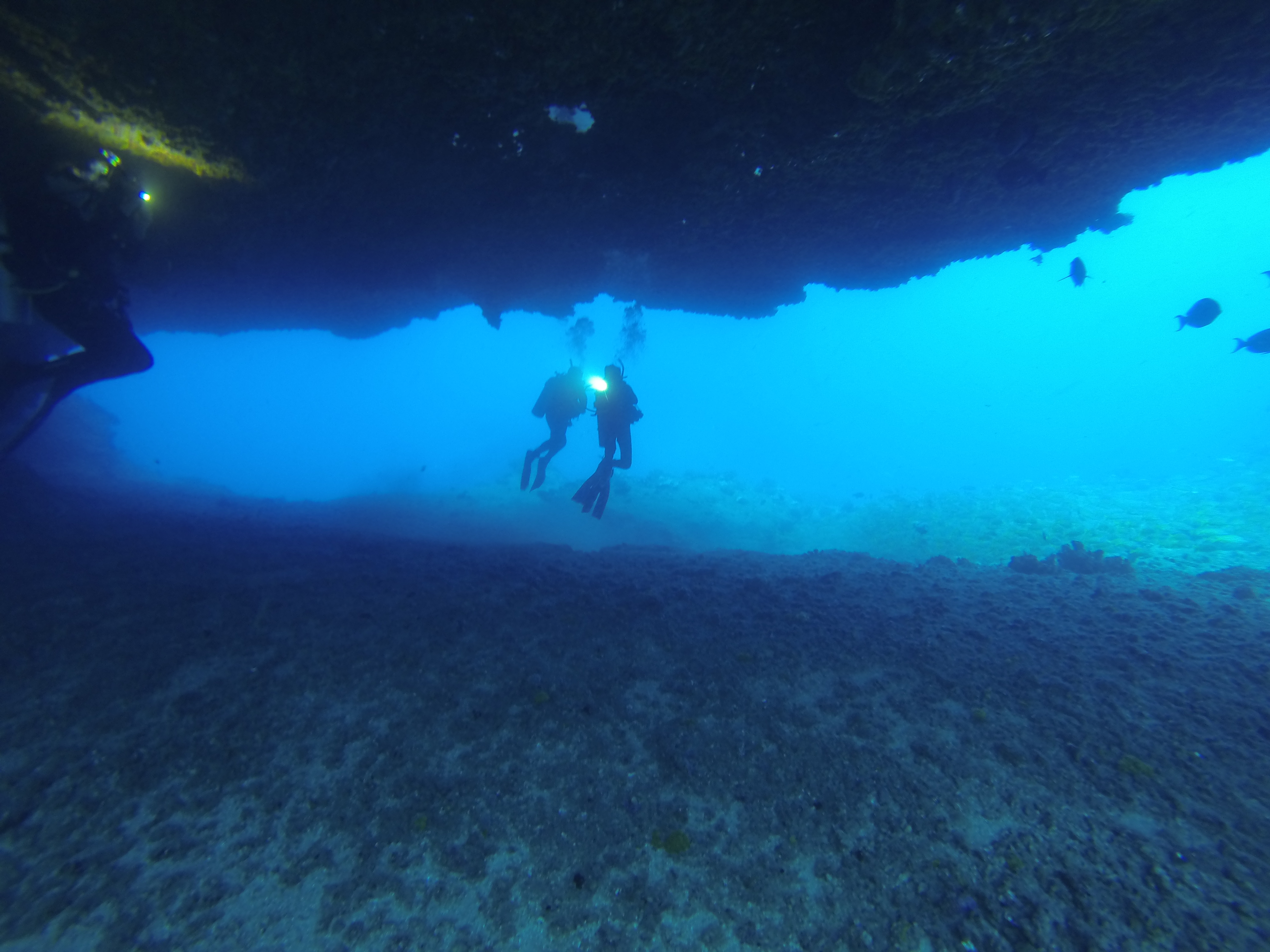 image of ambers arch dive site on kauai